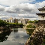Vue d'un château près d'une rivière et de bâtiments modernes