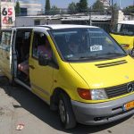 Van de transport jaune avec porte ouverte