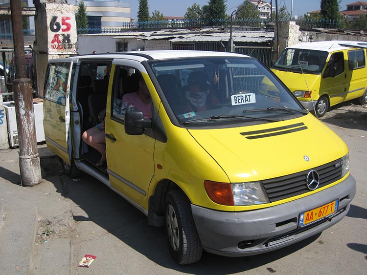 Van de transport jaune avec porte ouverte