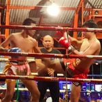 Deux boxeurs se battent dans un ring