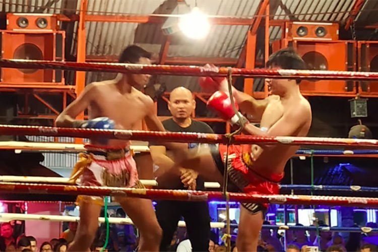 Deux boxeurs se battent dans un ring