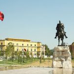 Statue d'un cavalier avec un drapeau