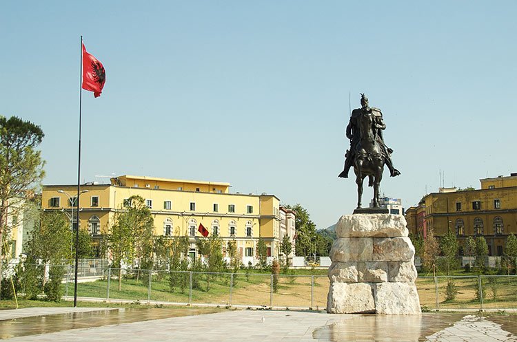 Statue d'un cavalier avec un drapeau