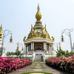 Vue d'un temple orné avec des fleurs