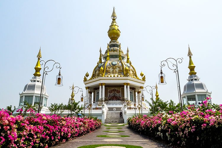Vue d'un temple orné avec des fleurs