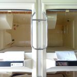 Deux cabines de sommeil vides