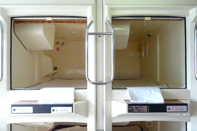 Deux cabines de sommeil vides