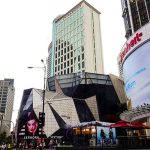 Vue d'un bâtiment moderne avec un style géométrique