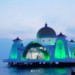 Mosquée au bord de l'eau illuminée