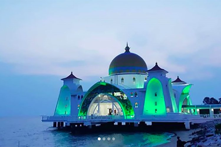 Mosquée au bord de l'eau illuminée
