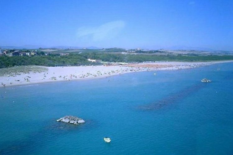 Vue aérienne d'une plage et de la mer