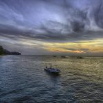 Un bateau naviguant sur l'eau