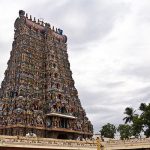Gopuram coloré d'un temple sous nuages