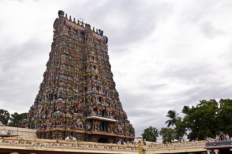 Gopuram coloré d'un temple sous nuages