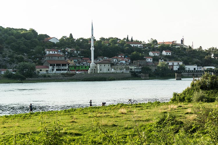 Vue d'un minaret et de maisons au bord de l'eau