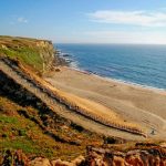 Vue panoramique d'une plage avec des falaises