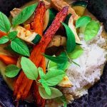 Bol de riz avec légumes rôtis et herbes