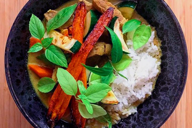 Bol de riz avec légumes rôtis et herbes