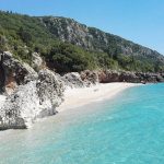 Plage avec eau turquoise et rochers