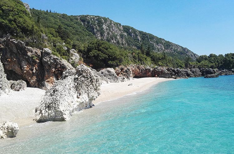 Plage avec eau turquoise et rochers