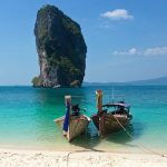 Bateaux de pêche sur une plage tropicale