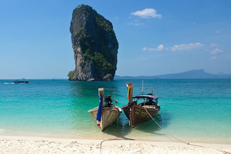 Bateaux de pêche sur une plage tropicale