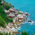 Des huttes au bord d'une eau turquoise