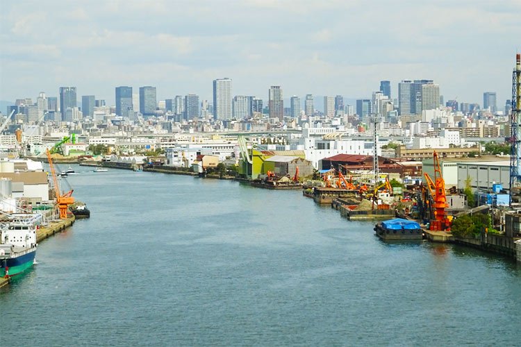 Paysage urbain avec un port