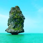 Un rocher isolé dans la mer turquoise