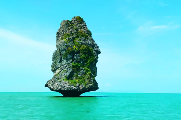 Un rocher isolé dans la mer turquoise
