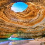 Vue d'une caverne avec ciel ouvert