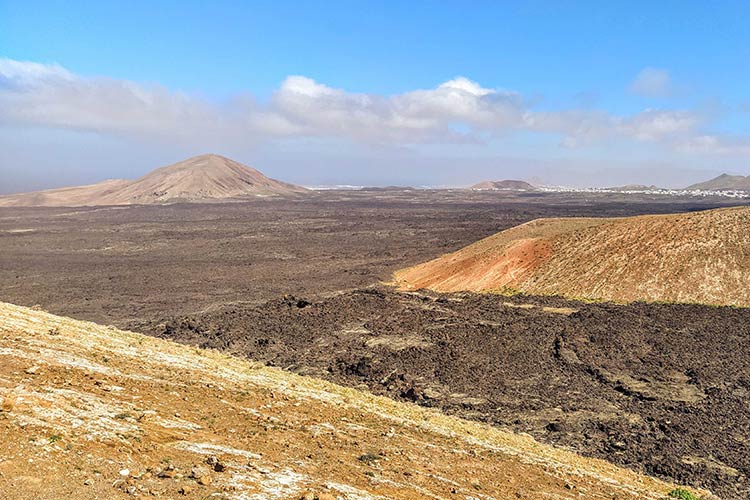 Vue d'un paysage de lave et collines