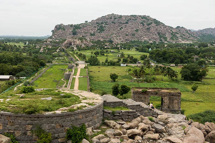 Vue panoramique des ruines et du paysage