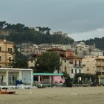 Vue d'une plage avec des maisons en arrière-plan