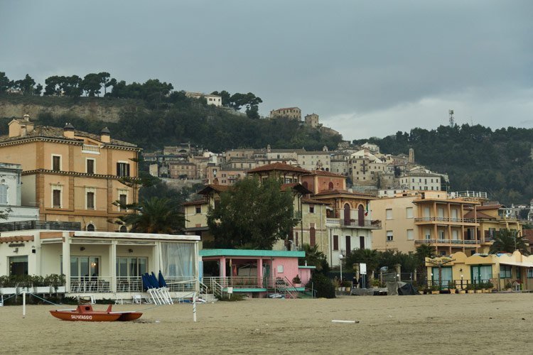 Vue d'une plage avec des maisons en arrière-plan