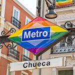 Signe du métro Chueca avec drapeau arc-en-ciel