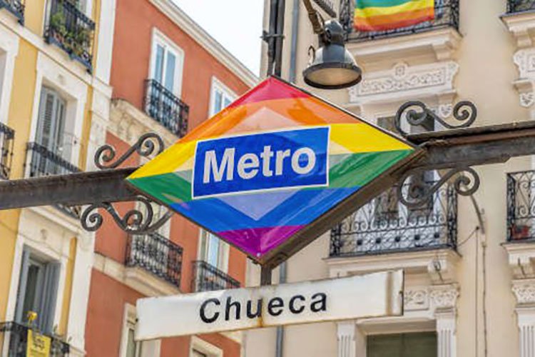 Signe du métro Chueca avec drapeau arc-en-ciel
