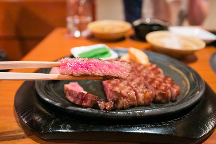 Un steak juteux avec des baguettes