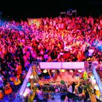 Une grande foule dans un concert festif