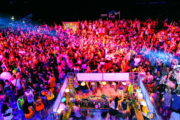 Une grande foule dans un concert festif