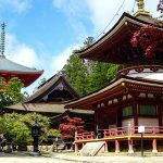 Temple avec toit en pagode et jardin