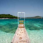 Pont en bois sur une mer claire