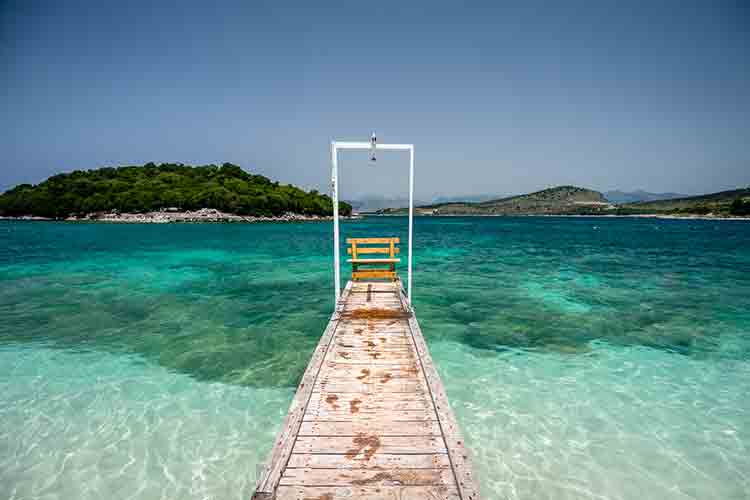 Pont en bois sur une mer claire