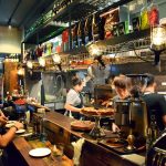 Cuisiniers travaillant dans un restaurant