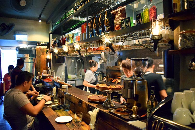 Cuisiniers travaillant dans un restaurant
