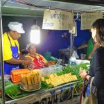 Vente de plats typiques dans un marché