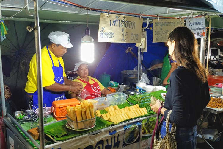 Vente de plats typiques dans un marché