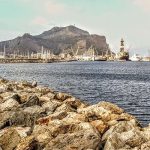 Vue du port avec rochers