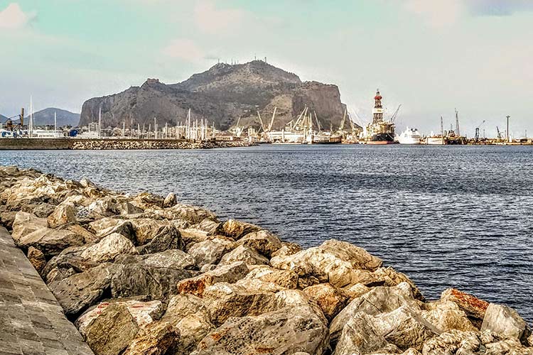 Vue du port avec rochers