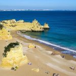 Plage de sable avec rochers en bord de mer